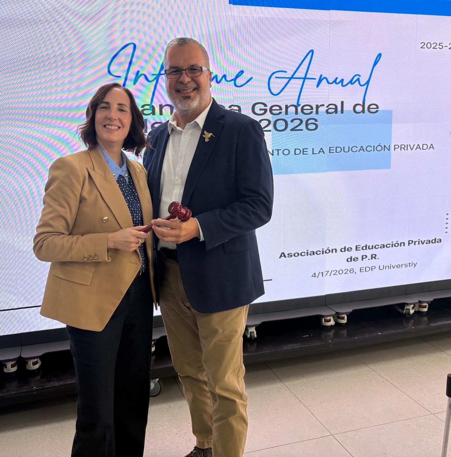 Presidente de la AEP con una directora frente a la pantalla del Informe Anual 2026 (abre a tamaño completo en una pestaña nueva)