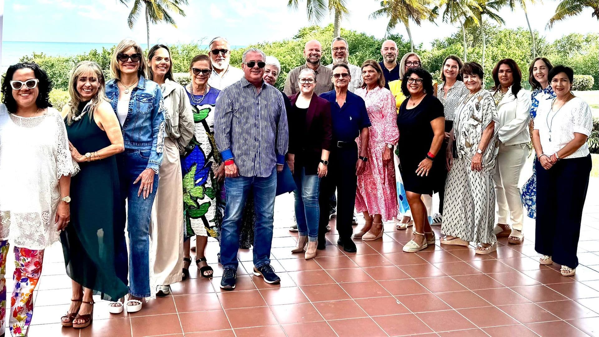 Miembros de la Junta de Directores de la AEP en una foto de grupo al aire libre